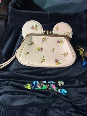 Pink Floral Ear-Accent Kiss-Lock Wristlet brand new absolutely beautiful